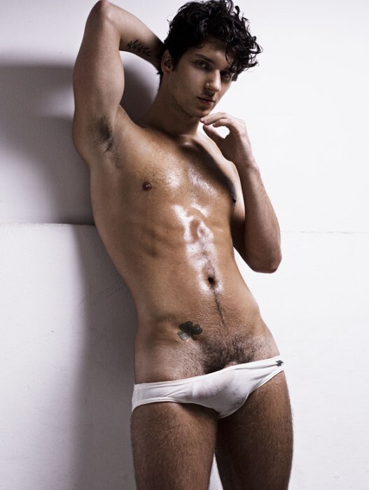 Desnudos galeria gay huevos pollones